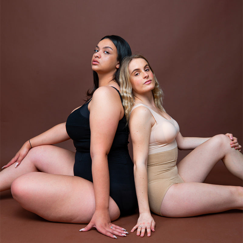 Deux femmes assissent côte à côte avec des gaines ventre plat clairebody (noir et belge)